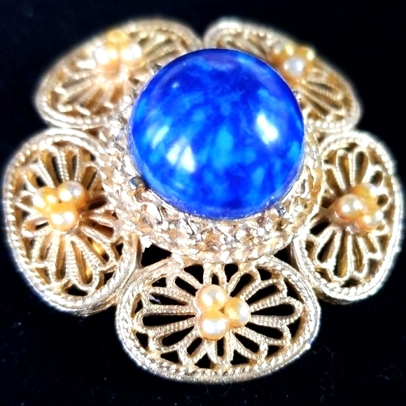 Vintage Flower Faux Pearl Gold Tone Filigree Brooch - Picture 8 of 9